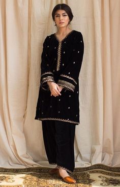 Beautiful black velvet dress Black Pakistani Dress, Velvet Suit Design, Dress Party Wear, Velvet Dress Designs