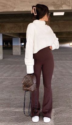 Leggings Outfit Winter, Brown Flares, Look Legging, Winter Pants Outfit, Skandinavian Fashion, Brown Pants, Mode Inspo, Autumn Outfit