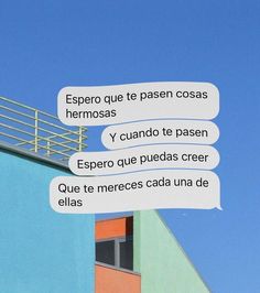 three white speech bubbles with words written in spanish on them against a blue sky background