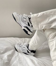 New Balance 550 White Black, Outfit Ideas Cargo, Sneakers Smart Casual, Outfit Ideas Cargo Pants, Basic Outfit Ideas, Panda Sneakers, Hype Sneakers, Elegant Shoes Heels, New Balance 550 White