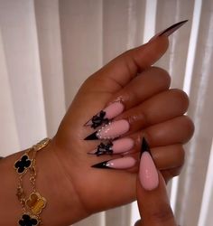 🎀💞🖤 Credits: @cute4nails_ on IG Nail Inspiration Stilleto, Photoshoot Nails Ideas, Stelltos Nails Design, Black Stiletto Nails With Rhinestones, Black Nails Acrylic Stilettos, Stellio Nails, Nails Inspo Stiletto, Pointy Nail Ideas, Nail Design Birthday