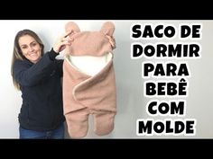 a woman is holding up a teddy bear made out of knitted material, with the words saco de dormir para bebe com molde