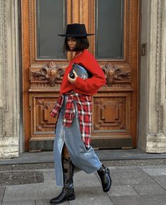 Plaid Shirt Street Style, 2024 Trends For Women, Red Sweater Street Style, Brown Cardigan Street Style, Red Cardigan Street Style, Plaid Skirt Street Style, Outfit Casual, Red Outfit