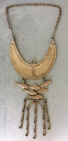 You are looking at a truly exquisite, phenomenal, extra glamorous VINTAGE ALEXIS KIRK BOLD SILVER-TONE METAL 12" LONG BIG STATEMENT BIB FISH PENDANT NECKLACE featuring an EXTREMELY INTRICATE ETRUSCAN REVIVAL DESIGN, SIGNED, Circa 1970's.THIS BIB NECKLACE IS SPECTACULAR, A TRUE WORK OF ART, SIMILAR TO ONE OF THE UNIQUE PIECES THAT ALEXIS KIRK MADE FOR WALLIS SIMPSON, DUCHESS OF WINDSOR!!!! SUPER RARE AND IMPOSSIBLE TO FIND!!!A STUNNING AND UNIQUE NECKLACE, SHOWCASING THE SPECTACULAR ALEXIS KIRK A Armor Jewelry, Etruscan Jewelry, Revival Design, Indie Chic, Sacred Jewelry, Wallis Simpson, Fish Pendant Necklace, Metal Pendant Necklace, Designer Runway