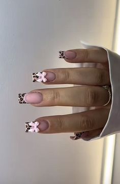 Short Coffin Design Nails, Squarvole Nails, Dangle Charm Nails, Pink Leo Nails, Nail Ideas Beginners, Leopard Christmas Nails, Leapord Nails Acrylic, Bedroom Wall Decoration, Wall Decoration Ideas