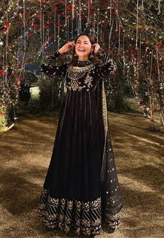 Eastern Maxi Dress, Hania Amir Pakistani Suits, Black Wedding Dress Indian, Hania Amir Black Dress, Ghrara Design Pakistani, Barat Dress Ideas, Pakistani Anarkali Dress, Black Anarkali Dress, Black Sharara