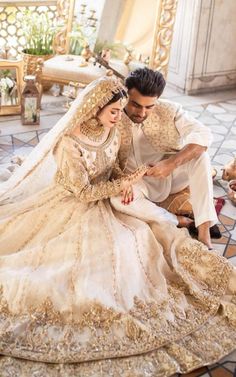 भारतीय दुल्हन संबंधी, Nikah Outfit, Muslimah Wedding Dress, Nikah Dress, Bride Photos Poses, Groom Photoshoot, Desi Wedding Dresses, Couple Wedding Dress, Indian Wedding Couple Photography