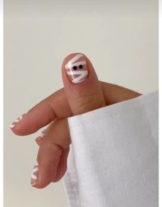 Short Mummy Nails, Nails October Halloween, Fall Nails 2023 Halloween, Diy Ghost Nail Art, Simplistic Halloween Nails, Ghost And Mummy Nails, Halloween Nails Easy Diy, Cute Halloween Nails For Kids, Easy Simple Halloween Nails