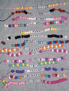 Bracelets With String, Rave Bracelets, Pulseras Kandi, Bracelet Message, Pony Bead Bracelets, Cute Friendship Bracelets, Homemade Bracelets, Make Bracelets, Friendship Bracelets With Beads