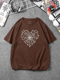 Baggy Shirts, Brown T Shirt, Trendy Shirt Designs, Shirt Design Inspiration, Brown Shirt, Aesthetic Shirts, Painted Clothes, Easy Trendy Outfits