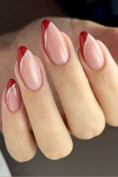 Unhas inspiração para o Natal! SALVE ESTE PIN SIGA PARA MAIS INSPIRAÇÕES | Quer ganhar dinheiro sendo uma Nail Designer? Clique no PIN e conheça o Curso Completo de Alongamento de Unhas. Milhares de mulheres estão mudando suas vidas como Nail Designer | unhas inspiração inspiração para natal unhas natalinas unhas de paty unhas para natal unhas em gel inspiração unhas decoradas inspiração melhores unhas unhas tendência unhas reveillon unha natal simples unha afropaty unhas brilho unhas festa unha Unghie Sfumate, January Nails, Subtle Nails, Nagel Tips, Formal Nails, Red Nail Designs, Simple Nail Art Designs, Her Nails, New Year's Nails