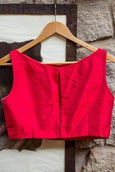 Sleeveless Blouse Designs, House Of Blouse, Boat Neck Blouse Design, Cotton Blouse Design, Sari Design, Backless Blouse Designs, New Saree Blouse Designs, Indian Saree Blouses Designs, Pinkish Red