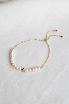 Fashion Jewelry Bracelets, Ankle Jewelry, Accessories Gold, Beads Bracelet Design, White Accessories, Homemade Jewelry, White Freshwater Pearl, Women's Jewelry And Accessories, Beaded Accessories