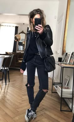 Love the black hardware on this leather jacket. *this is a commissionable link Edgy Winter Outfits, Casual Edgy Outfits, Winter Outfits Edgy, Edgy Fall Outfits, Jacket Outfit Women, Outfits Edgy, Rock Outfit