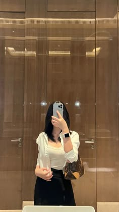 Mirror Selfie Wallpaper, Mirror Pose Ideas, Aesthetic Blur, Ootd Mirror, Korean Girl Fashion, Cute Selfies Poses, Photo Styling