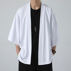 Notre élégante veste japonaise & chinoise offre un style entre le traditionnel et le streetwear. Fabriquée dans un tissu résistant, cette pièce unique présente une coupe simple. Des détails supplémentaires sur les manches longues permettent d'embrasser l'esthétique asiatique et vous offrent de belles possibilités de superposition qui allient confort et sophistication. Il s'agit d'une pièce incroyablement flexible que vous pouvez styliser dans vos looks de tous les jours ou de nuit. Préparez-vous Kimono Streetwear, Traditional Japanese Clothing Male, Mens Cloak, Perlengkapan Bayi Diy, Mode Harajuku, Kimono Traditional, Japanese Jacket, Hip Hop Jacket, Japanese Costume