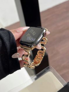 Apple Watch Band Jewelry, Smart Watch Aesthetic, Apple Wrist Watch, Apple Watch Gold, Apple Watch Aesthetic, Gold Apple Watch Band, Apple Watch Design, Watches Women Simple, Apple Watch Bands Women