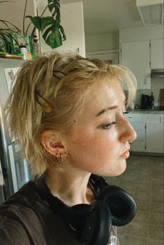 90s Bleached Hair, Pixie 90s Hair, Bob With Clips, Hair Clips On Short Hair, Hair Styles For Short Hair With Clips, 90s Short Hair Blonde, Y2k Pixie Hairstyles, 90s Bixie Hair, Pixie Hair With Clips