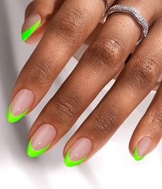 Você está procurando uma manicure original e moderna? Estas propostas de unhas são perfeitas para usar no dia a dia O post Francesinha fluorescente: 3 designs que rejuvenescem as mãos! apareceu primeiro em Informe Brasil. Neon French Manicure, Green Press On Nails, Gel Fake Nails, Ongles Gel French, Lime Green Nails, Short French Tip Nails, Neon Green Nails, French Tip Press On Nails, Nails Kit