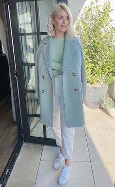 Holly Willoughby Style, Pastel Outfit, Holly Willoughby, Blue Coat, Mode Casual, Green Coat, Coat Outfits, Colourful Outfits