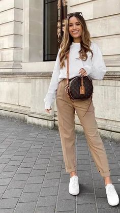 Explore timeless elegance with female old money fashion for the office. Discover styles that combine sophistication and professionalism. Korean Fashion Office, Formal Pants Women, Slim Fit Casual Pants, Spring Trousers, Socialite Style, Outfit Work, Streetstyle Outfit, Elegante Casual, Dress Chiffon