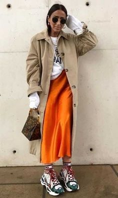 Laura Eguizabal, Looks Adidas, Look Zara, Orange Skirt, Mode Casual, Cooler Look, Looks Street Style, Slip Skirt, Mode Inspo