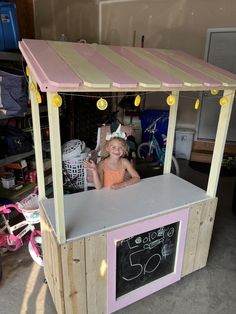 Diy Lemonade Stand Plans, Lemonade Stand Plans, Lemonade Stand Ideas Diy Signs, Lemonade Stand With Pallets, Diy Lemonade Stand Pallet, Wooden Crate Lemonade Stand, Wooden Lemonade Stand, Kid Lemonade Stand