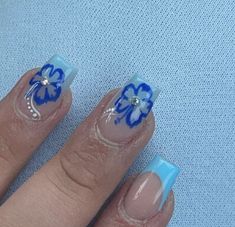 Summer Acrylic Nails Hibiscus, Hawaii Vibe Nails, Cute Hibiscus Nails, Summernails Summer Nail Ideas 2023, Spring Nail Inspo Coffin, Coconut Nails Design, Blue Hibiscus Flower Nails, Hibiscus Nails Acrylic, Hawaii Themed Nails