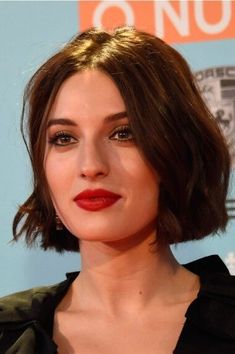 Postpartum Style, Hair 2025, Rambut Brunette, Brunette Bob, Hair Styles 2017, Short Haircut, Trending Hairstyles, Red Lipstick, Long Bob