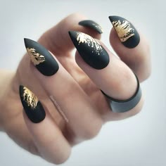 Pointy Nail Designs, Foil Nail Designs, Black Gold Nails, Pointy Nails, Gold Nail Designs, Matte Black Nails, Nails Gold, Black Nail Art