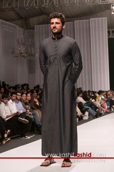 Mens Tunic, Men Wearing Skirts, Prince Clothes, Moslem Fashion