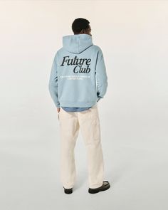 Unterstreichen Sie Ihre kosmische Silhouette mit diesem Oversized-Hoodie-Sweatshirt aus Baumwolle. Es hat eine Kapuze, lange Ärmel und gerippte Abschlüsse. Auf dem Rücken ist es mit dem Schriftzug „Future Club“ verziert. Vervollständigen Sie den schicken Casual Look mit einem Oversized-T-Shirt und einer Hose mit weitem Bein.      - Hoodie-Sweatshirt aus Baumwolle Herren    - „Future Club“-Print auf dem Rücken  - Lange Ärmel    - Kapuze   - Gerippte Abschlüsse  - Oversized-Passform  - Hergestellt Blue Hoodie Outfit, Hoodies Design Ideas, Hoodies Ideas, Hoodie Outfit Men, Shirt Oversize, Outfit Chic, Designer Hoodies, Hoodie Oversize, T Shirt Oversize