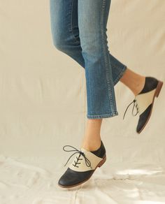 The Saddle Shoe.-Navy And Vanilla- The Great. By Emily + Meritt. Saddle Shoes Outfit, Saddle Shoe, Feminine Mystique, Saddle Shoes, Cute Flats, Shoes Vintage, Pink Lady, Retro Shoes, Fashion Books