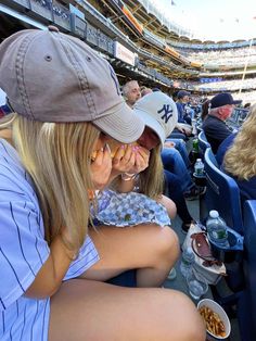 Cute Baseball Game Pictures, Baseball Gf Pictures, Baseball Game Aesthetic Pictures, Baseball Game Fits Aesthetic, Baseball Game Pictures Instagram With Friends, Allie Core, Baseball Outfits, Vsco Feed, Girls Wearing Hats