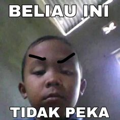 a young boy with his eyes closed and the caption beliau ini tidakk peka