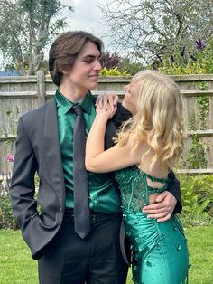 Homecoming Blue Couple, Green Hoco Couple Outfits, Dark Green Hoco Couple, Emerald Green Hoco Couple, Matching Prom Outfits For Couples, Green Prom Couple, Couple Formal Outfits, Hoco Couple Outfits