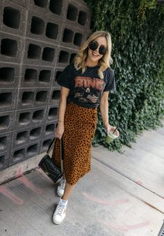 Tee Outfits, Rok Outfit, Look Grunge, Skirt Outfits Fall, Graphic Tee Outfits, Rock Outfit, Leopard Print Skirt, Animal Print Skirt, Popsugar Fashion