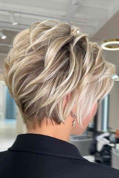 Short Blonde Highlights on a Thick Pixie Cut Colour Hairstyles, Thick Hair Cuts, Pixie Wig, Hairstyles Blonde, Blonde Haircuts, Haircut Short, Short Hair Trends