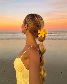 Clip Hairstyles, American Beauty, Summer Pictures, Flower Hair Clips, Beach Hair, Aesthetic Hair, Beach Girl, Summer Aesthetic, Flowers In Hair