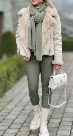 Look Legging, Winter Wardrobe Essentials, Stylish Winter Outfits, Casual Outfit Inspiration, White Boots, Green Pants, Mode Inspo, 가을 패션, Fashion Mode