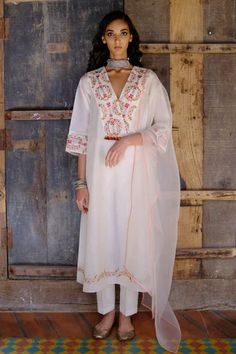 Shop for Shikha Mehta Ivory Silk Chanderi Kurta Set for Women Online at Aza Fashions V Neck Kurta, Pearl Tassels, Simple Kurti, Chanderi Dupatta, Kurta Set For Women, Bridal Silk Saree, Suits Design, Indian Bridal Outfits, Elegant Saree