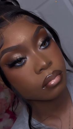 Silver Eyeshadow Black Women, Makeup Looks For Brown Skin, Gray Makeup Looks, Olive Makeup, Full Glam Makeup, Makeup Artist Branding, Dark Makeup Looks, Silver Eye Makeup