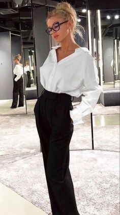 Leather Skirt Ideas Outfit, Business Casual Outfits 90s, Night Outfit Woman, Jimmy Fallon Outfit Ideas, Trousers Outfit Formal, Black Flare Pants Outfit Work, Event Outfits For Women, Corporate Fashion Office Chic, Black Outfits Ideas