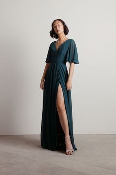 A new spring wedding guest dress that is latest sensation. This Emerald Green Slit Maxi Dress is a true attention-getter. Shop this new spring dress from TOBI. Cocktails Dresses, Summer Wedding Guest Dress, Witch Wedding, Winter Wedding Guest Dress, Butterfly Sleeve Dress, Come Closer, Fall Wedding Guest Dress, Guest Attire, Wedding Attire Guest