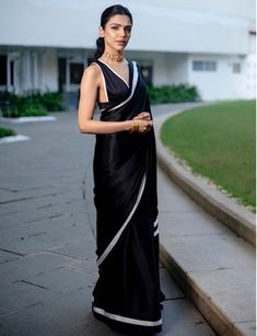 Shriya Pilgaonkar, Saree Plain, Western Saree, Bollywood Style Dress, Stylish Drapes, Off White Saree, New Saree Designs, Kriti Kharbanda