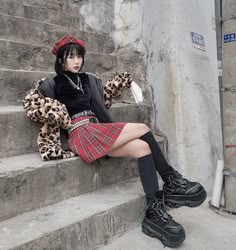 Soft Dark Aesthetic Outfits, Grunge Outfit Aesthetic, Punk Fashion Diy, Estilo Punk, Japanese Street Fashion, Pose References, Fashion Week Street Style, Streetwear Outfits, Urban Outfits