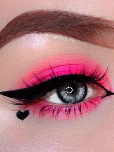 winged liner, neon pink eyeshadow, and a black heart accent Easy Valentine’s Day Makeup, Easy Valentines Day Makeup, Black Heart Makeup, Artsy Eyeliner, Creative Eyeliner, Heart Makeup, Brown Hairstyles, Day Makeup Looks, Makeup Drawing