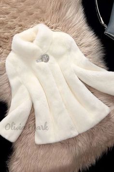 Olivia Mark - Chaqueta blanca de patchwork con cuello mandarín - Prendas de abrigo de moda Mink Coats, Fur Cardigan, Patchwork Cardigan, Faux Fur Material, Cardigan Casual, Mink Fur Coat, Fur Coats, Winter Jackets Women, Fur Fashion