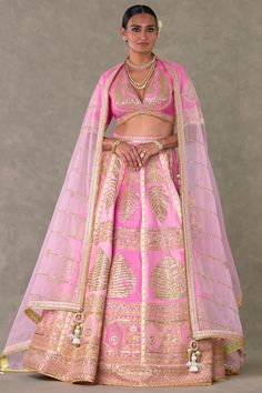 Lehenga And Blouse, Caribbean Fashion, Lehenga Pattern, Raw Silk Lehenga, Pink Lehenga, Lehenga Blouse, Lakme Fashion Week, Lace Neckline, Organza Dupatta