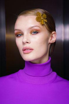 Tom Ford Fall 2020 Ready-to-Wear Fashion Show Beauty: See beauty photos for Tom Ford Fall 2020 Ready-to-Wear collection. Look 8 Light Natural Makeup, Kris Grikaite, Makeup Orange, 2020 Makeup, Cheap Toms Shoes, Tom Ford Makeup, Vintage Photography Women, Celebrity Faces